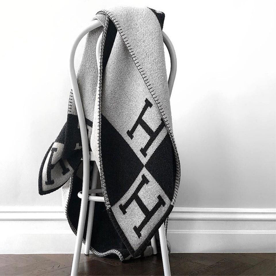 Elegant Wool-Cashmere Blankets – Ultimate Warmth and Comfort