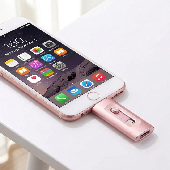3-in-1 USB Flash Drive — Expanded Storage for Smartphones and Computers
