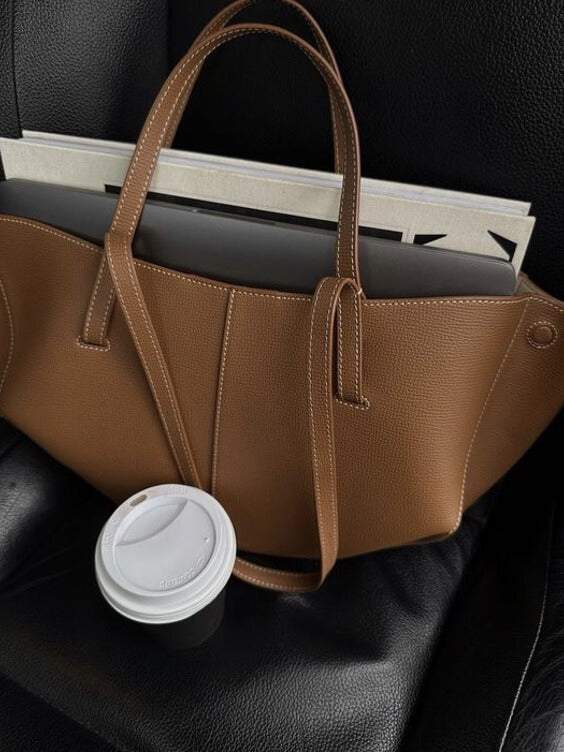 Chic Tote – Stylish Women's Handbag with Ample Storage