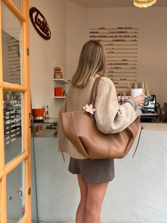 Chic Tote – Stylish Women's Handbag with Ample Storage