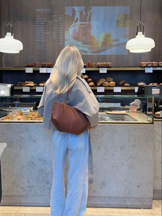 Chic Tote – Stylish Women's Handbag with Ample Storage