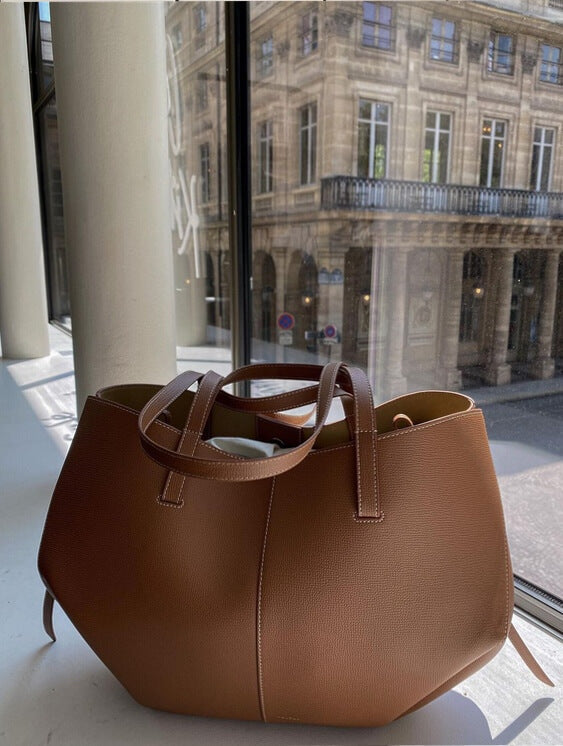 Chic Tote – Stylish Women's Handbag with Ample Storage