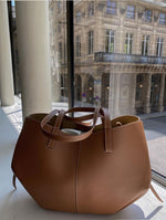 Chic Tote – Stylish Women's Handbag with Ample Storage