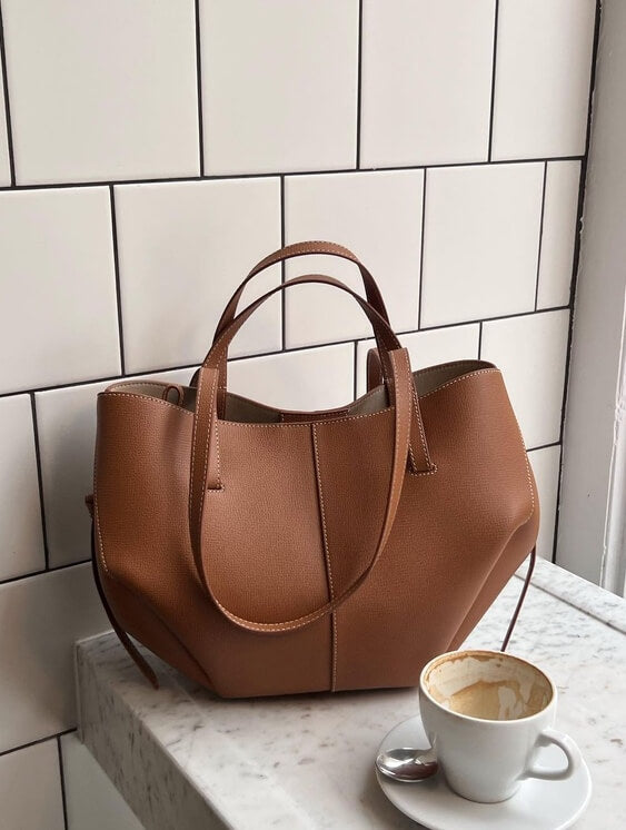 Chic Tote – Stylish Women's Handbag with Ample Storage