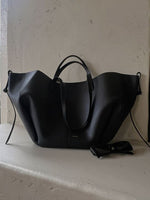 Chic Tote – Stylish Women's Handbag with Ample Storage