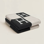 Elegant Wool-Cashmere Blankets – Ultimate Warmth and Comfort