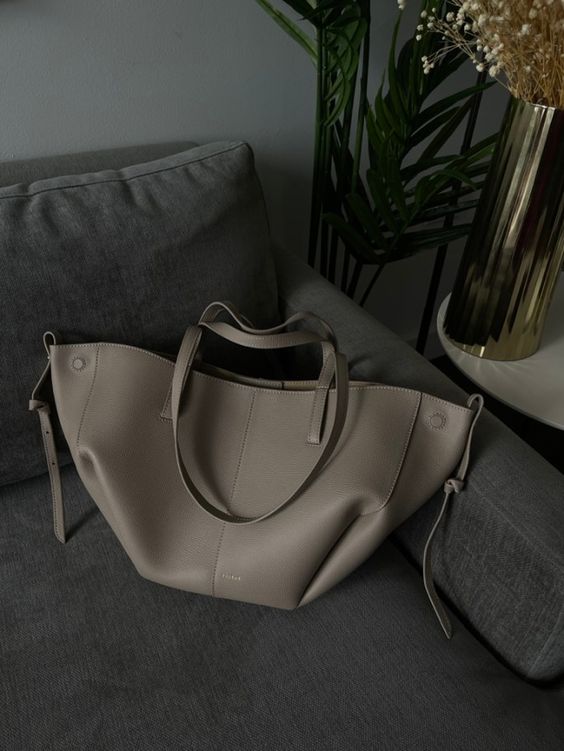 Chic Tote – Stylish Women's Handbag with Ample Storage