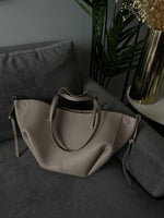 Chic Tote – Stylish Women's Handbag with Ample Storage
